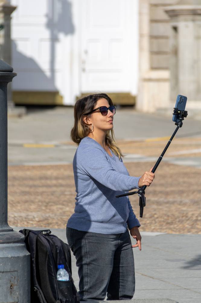Mobile wireless selfie stick